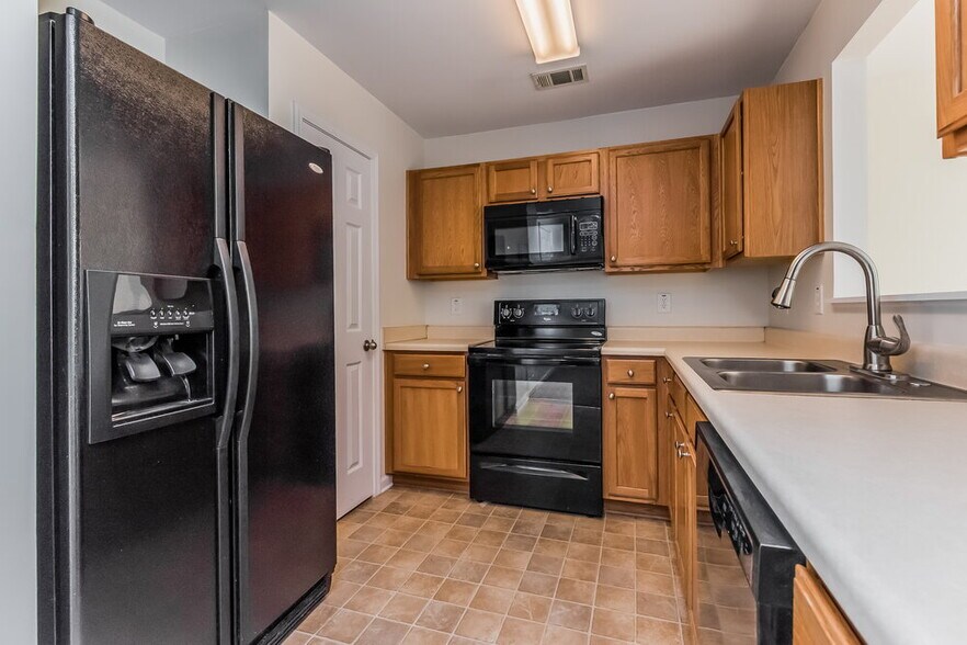 Building Photo - 2740 Mayfair Dr