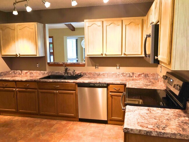 Building Photo - 3/2 home with a fenced in yard!