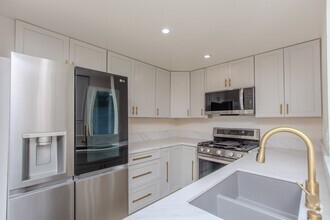 Building Photo - Beautifully Remodeled 2-Bed/2-Bath Condo W...