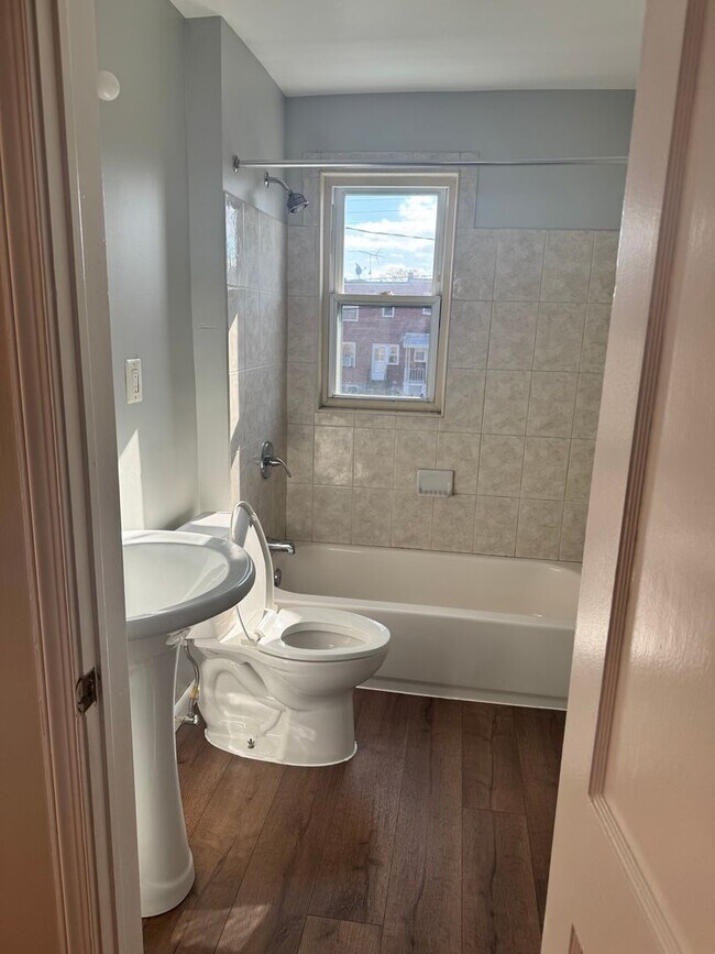 Building Photo - 2 Bedroom  Townhome in Belair-Edison!