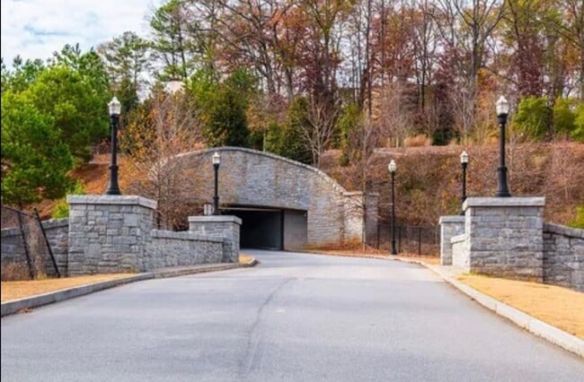 Building Photo - 1390 Dutch Valley Pl NE