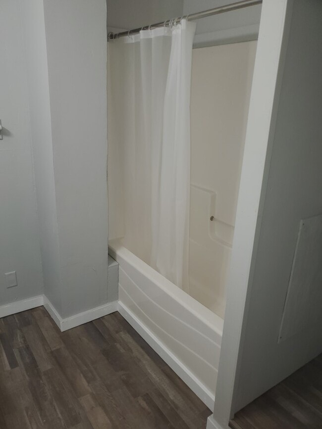 Building Photo - 310 E 9th St