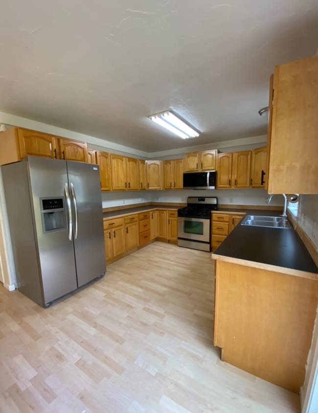 Building Photo - Fantastic 5 bedroom, 2.5 bath with an oversized 2 car garage, home on a private Acre, for rent ac...
