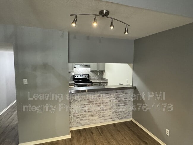 Building Photo - 300 Lozes Ave