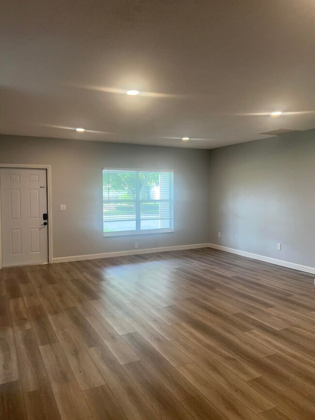 Building Photo - 5349 Van Buren Rd