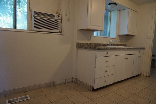Building Photo - 105 W 250 N