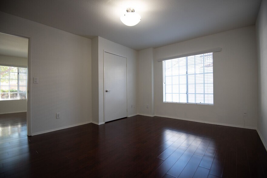 Building Photo - 5328 Riverton Ave