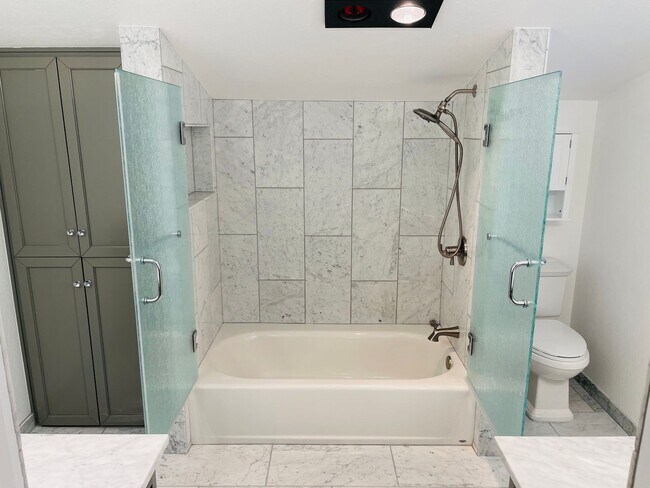 Building Photo - Village of Oak Creek