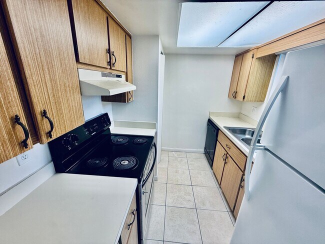 Building Photo - 2 Bed, 2.5 Bath Townhome