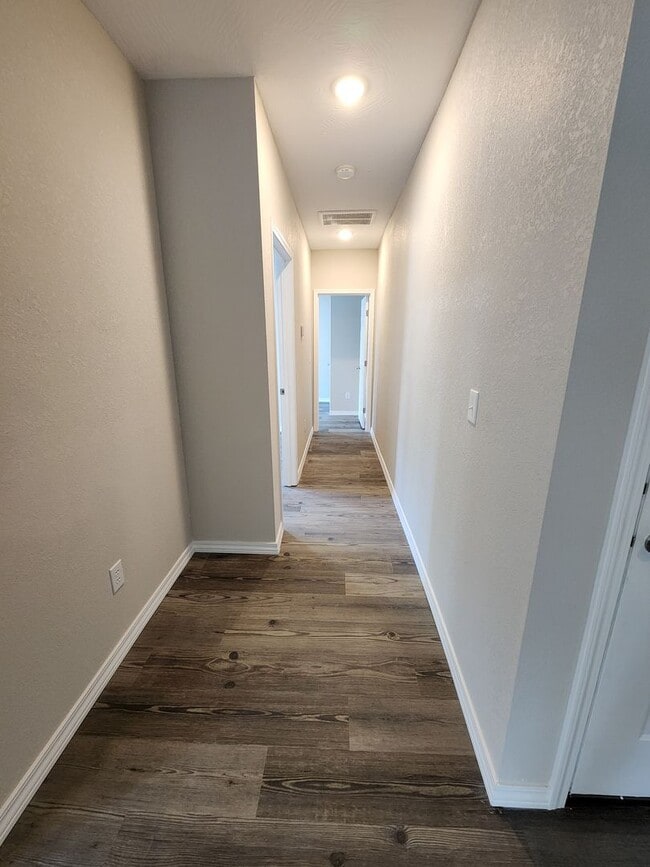 Building Photo - Spacious 2-Bedroom, 1-Bathroom Home AVAILA...