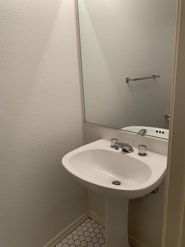 Building Photo - 563 Shoal Cir