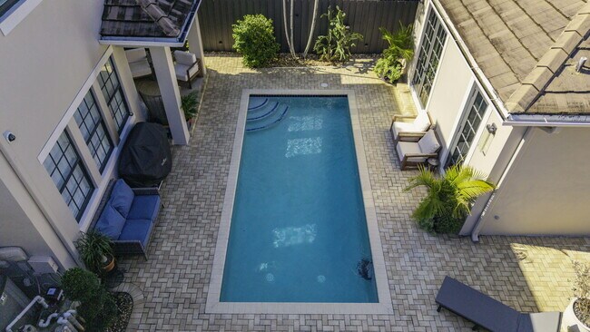 Building Photo - 505 SW 16th Ct