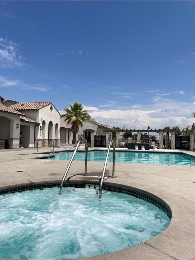 Building Photo - Modern 4BR Townhome in Fontana