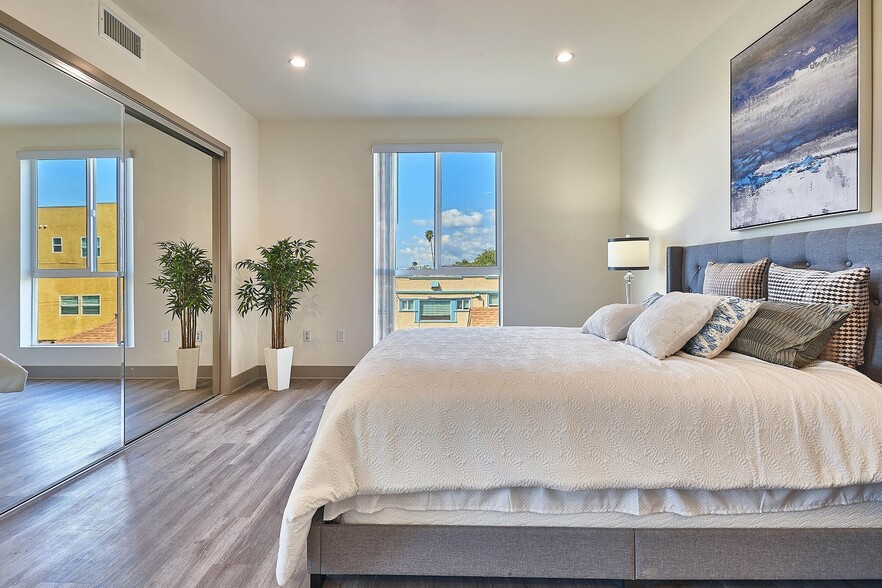 Building Photo - Lido Apartments - 4847 Oakwood