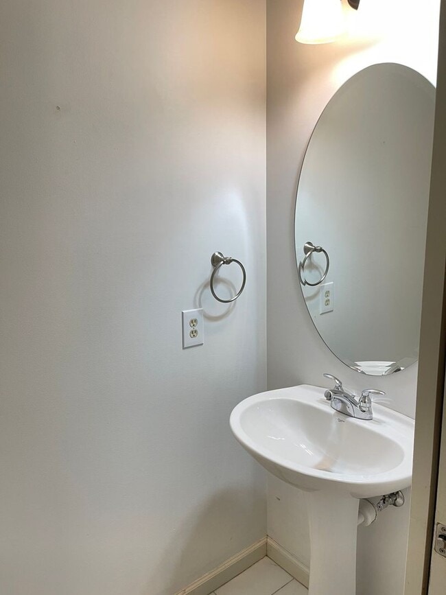 Building Photo - Modern 4BR Home Ready to Rent!