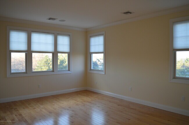 Building Photo - 606 Park Ave