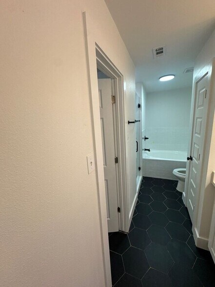 Building Photo - 14306 Vandever St