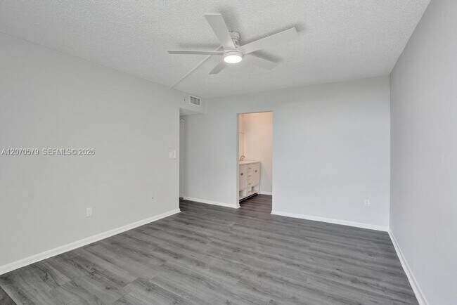 Building Photo - 1101 River Reach Dr