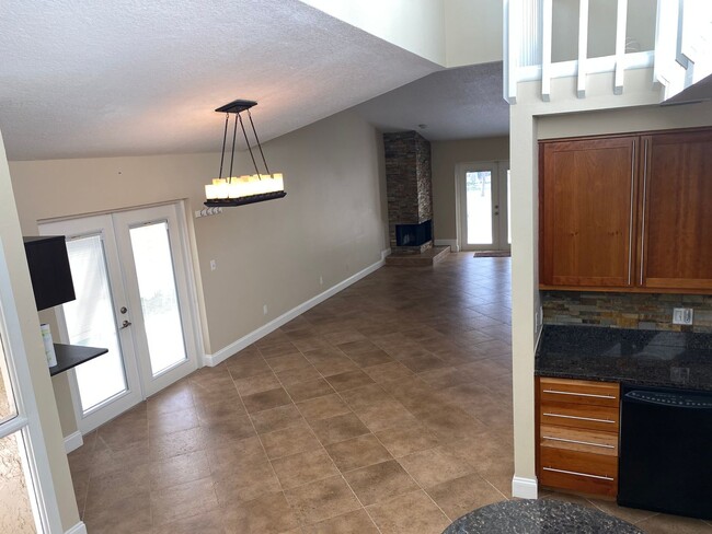 Building Photo - 2 bedroom, 2 bathroom with loft END UNIT t...