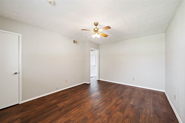 Building Photo - 2729 Main St