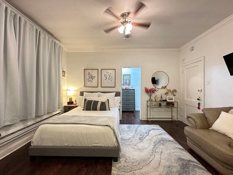 Building Photo - 3345 N Marshfield Ave