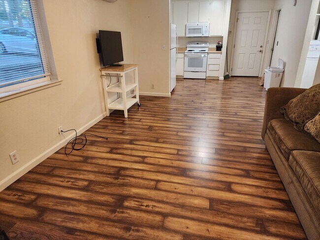 Building Photo - 2 Bedrooms in Pollock Pines Available May 1st