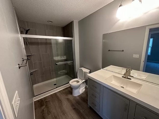 Building Photo - Gorgeous 5 Bedroom, 3.5 Bath Single Family...