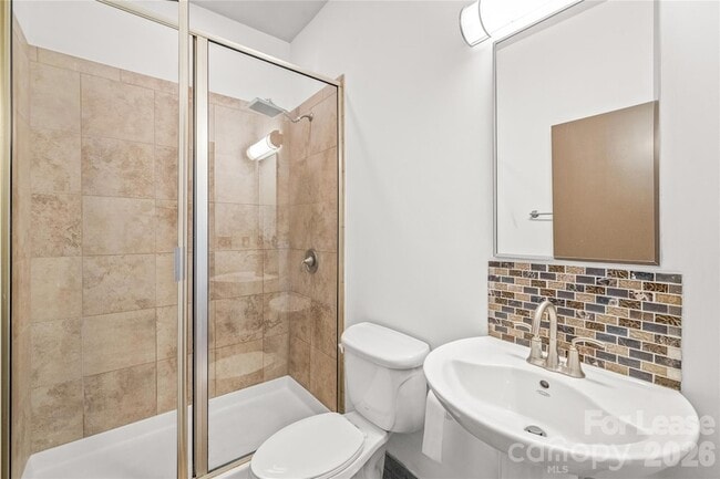 Building Photo - 2200 Lyndhurst Ave