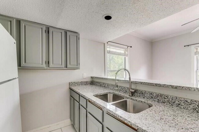 Building Photo - 210 S Rosemont Ave