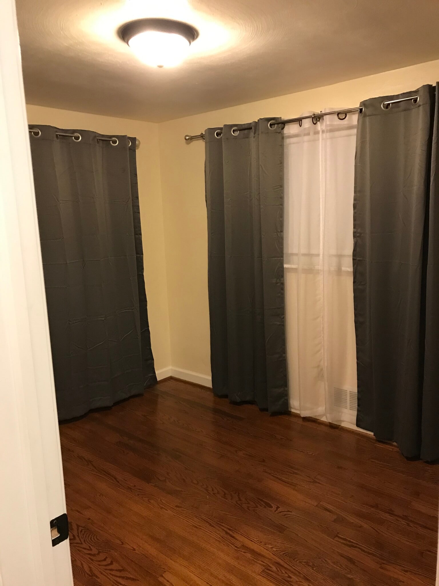 Building Photo - 563 Hickory Dr