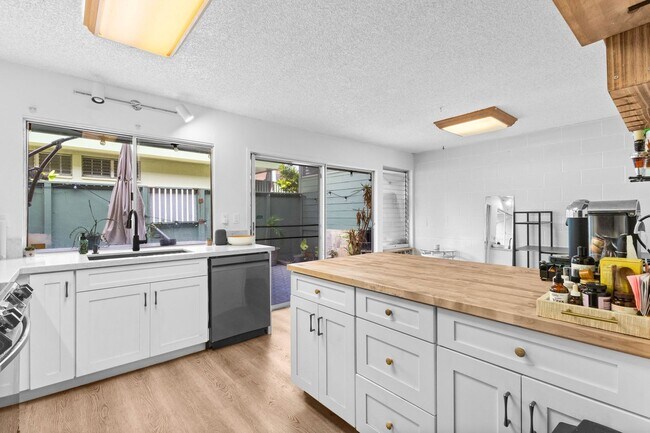 Building Photo - Spacious 3-Bedroom Townhome Across from Pearlridge – Available April 5