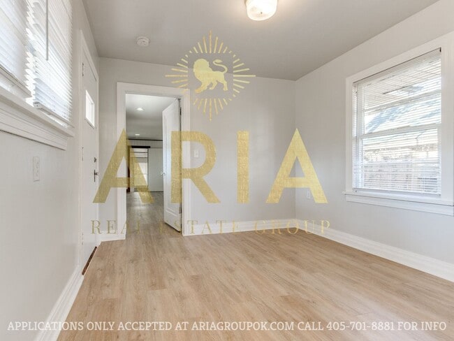 Building Photo - *COMING SOON!* UPDATED 3 BED/2 BATH DUPLEX...