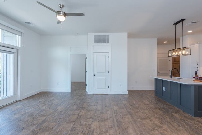 Building Photo - Downtown Asheville Apartment!
