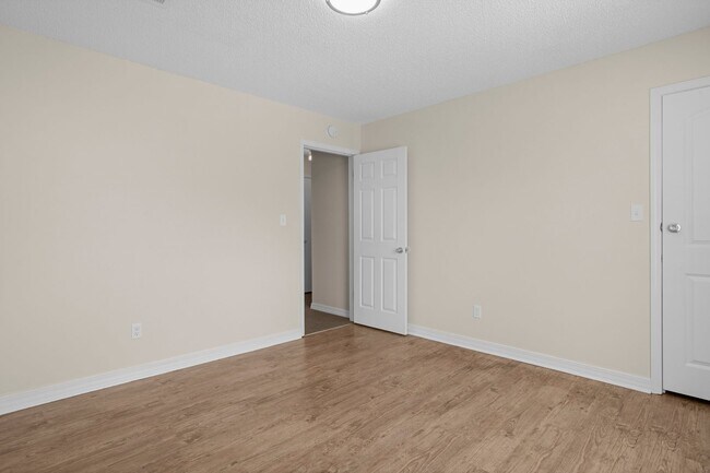 Building Photo - 501 S Edgewood Cir