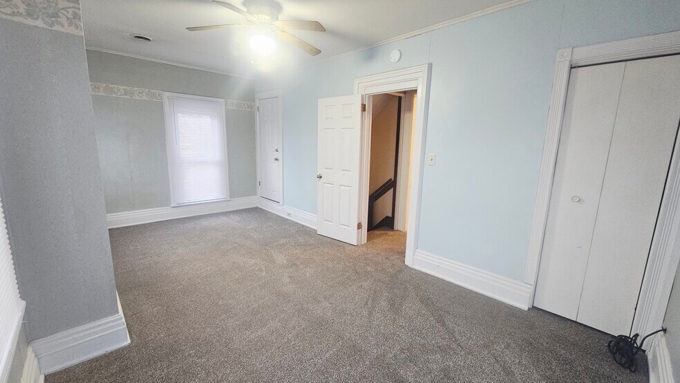 Building Photo - 457 W 5th St