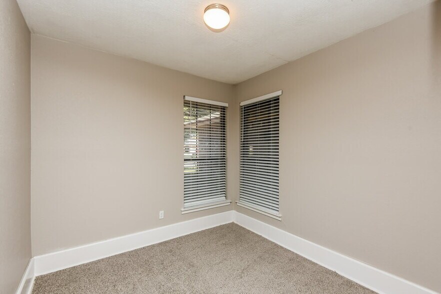 Building Photo - 2609 S Meadow Dr