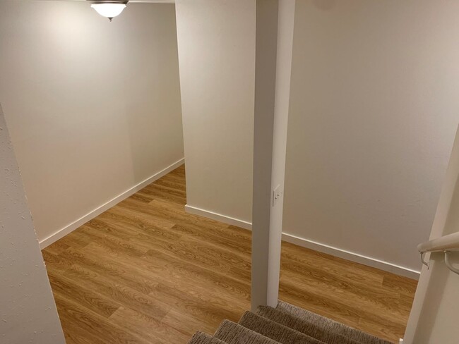 Building Photo - 3 bed, 2 bath, 2 parking, Townhome at Yach...