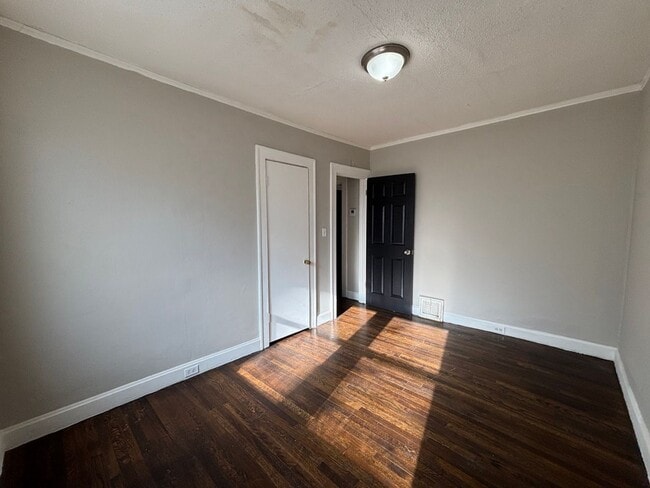 Building Photo - Spacious 2BR + Den with Huge Deck & Hardwood Floors