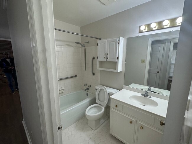Main Bathroom - 2810 Falcon Ln