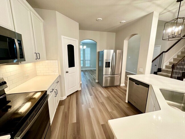 Building Photo - Room for the family!