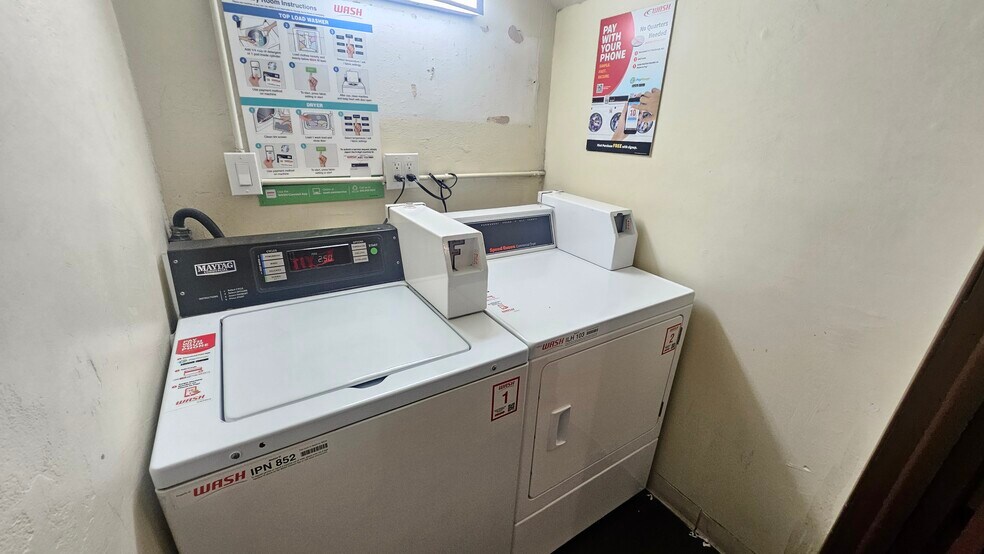 Building Photo - 1330 W 11th St