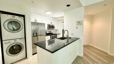 Building Photo - Bright + Spacious First-Floor Condo in Par...