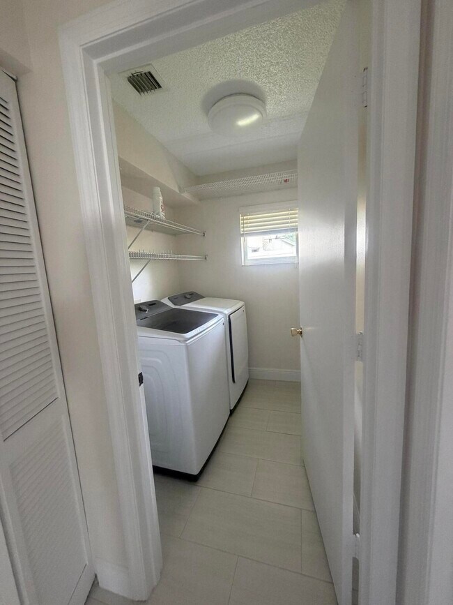 Building Photo - 1401 Hideaway Bend