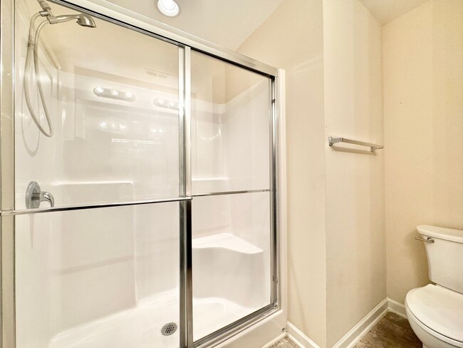 Building Photo - 3 Bedroom End Unit in Robyn's Glen !