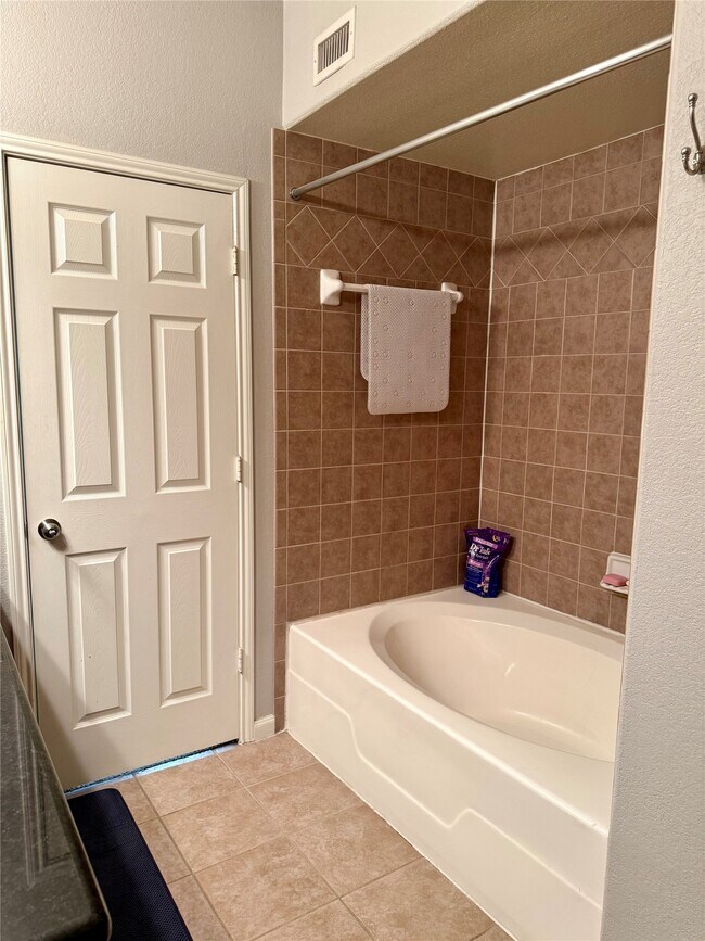 Building Photo - 9200 Westheimer Rd