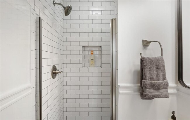 Building Photo - 961 E Rock Springs Rd NE