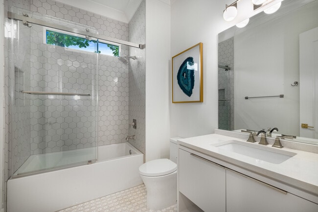 Building Photo - 306 Pinecrest Rd NE