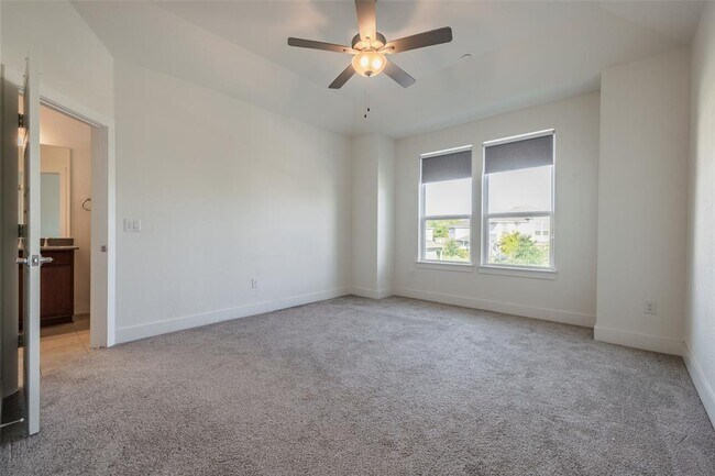 Building Photo - 1705 Roseburg Dr