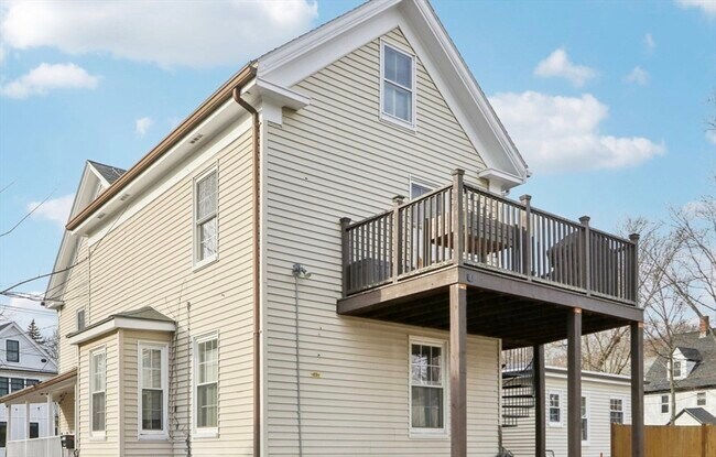 Building Photo - 39 Forest St