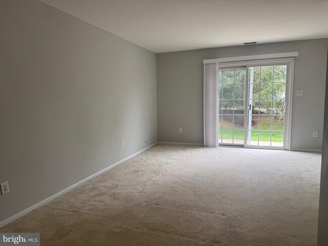 Building Photo - 121 Acorn Dr